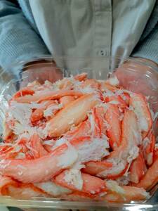 ★お家でご馳走・日本海の茹で紅ずわい蟹の身を取り出しました。サラダや手巻き、カニ丼などなどでご堪能！