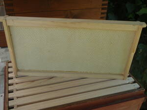 西洋ミツバチ 養蜂 プラスチック巣礎と ホ式 (ホフマン式) 巣枠組立品 1枚から 熊本県産 ヒノキ使用 板厚寸法指定可 Hoffman Flame