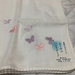 新品★素肌に優しい　ガーゼのハンカチーフ　蝶々刺繍入り　綿100% 約42cm 白地