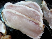 旨味の強い「炙り鳥刺しムネ肉500g以上」国産、長期飼育で味の濃い熟鶏を使用_画像10