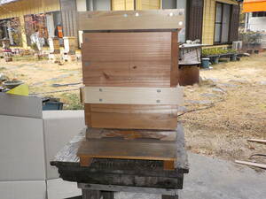 アカリンダニ対策薬剤収納庫あり　日本蜜蜂重箱式巣箱　入り巣飼育で最強巣箱　案有りの出品　日本蜂蜜　日本ミツバチ日 本みつばち徳島塾