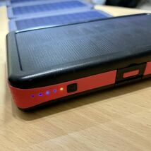 ソーラー モバイルバッテリー iphone ipad充電可 追加折りたたみソーラーパネル LEDライト付き 2系統USB出力 太陽光発電防災グッズにも中古_画像4