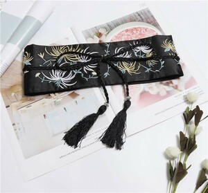 サッシュベルト 菊の花 刺繍 着物風 和柄 帯締め風の飾り紐 タッセルつき (ブラック)