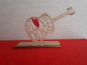Art hand Auction Mini guitare en bois (I LOVE DOGS), Articles faits à la main, intérieur, marchandises diverses, ornement, objet