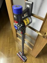 ダイソン dyson V8 SV10 コードレスクリーナー サイクロン掃除機 動作確認済み 中古 1円スタート 付属品あり 激安 大人気_画像3