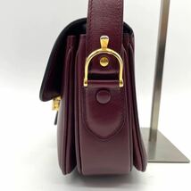 1円《未使用級》CELINE セリーヌ 馬車金具 ボックス型セミショルダーバッグ クラシック 牛革カーフレザー ボルドー 赤紫色 レディース_画像3