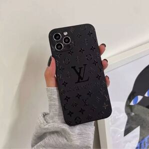 新品未使用 iPhone13 用 シリコンケース ブラック 高級 柄