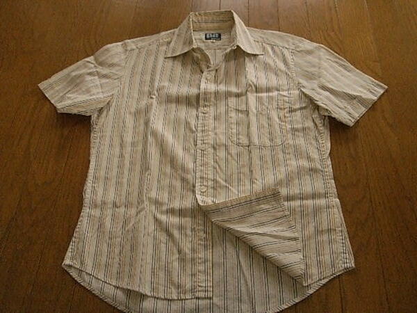 TKタケオキクチ　かっこいい半袖ドレスシャツ　オフホワイト系　ストライプ　サイズ４４（S程度）