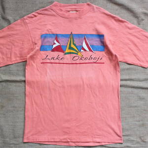 1990s Lake OkobojiヴィンテージTシャツ レイク オカボジ ヨットUSA製 アメリカ製 キャンプ 湖 船ボート アウトドア スポーツ アート 古着