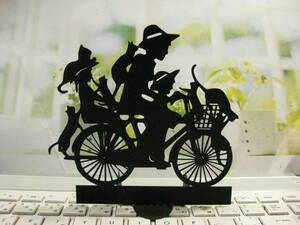 Art hand Auction 站立剪纸：骑着自行车和一只猫一起移动。也可以用作墙壁装饰。, 艺术品, 绘画, 拼贴画, 剪纸