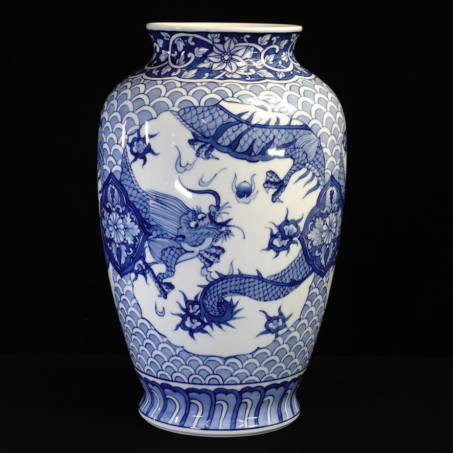 Vaisselle Arita vintage de l’ère Showa par Kashu, peinture de fenêtre bleue et blanche d'un vase à motif de fleur de dragon volant, avec boîte, diamètre 22cm, hauteur 36cm, design impressionnant peint à la main ! YKT, Céramiques japonaises, Imari, Arita, Porcelaine bleue et blanche