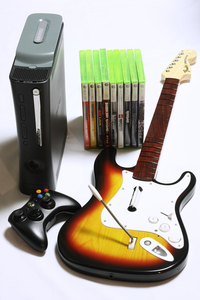 【レア】Rock Band シリーズ対応ギター ＋ 北米版Xbox360エリート本体（250GB）セット ☆1300曲以上プレイ可能・送料無料