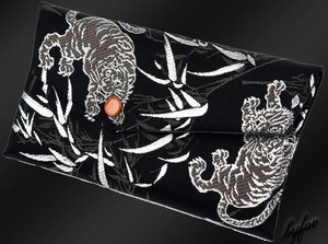 ◆西陣織 金襴 銀虎◆　角型 数珠袋 念珠袋　日本製　プレゼントに　人気 京都 伝統工芸 法事 葬儀 葬式 お墓参り 仏具
