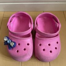 送料込み　クロックス　サンダル 女の子　ピンク crocs C5/13cmくらい　キラキラ紫のリボンシビッツ付き　送料無料_画像1