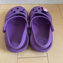 送料込み　クロックスサンダル 女の子　crocs C5/13cmくらい　紫　パープル　マイメロのシビッツ付き　送料無料_画像3