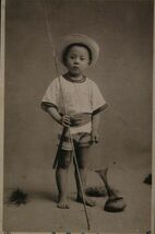 11854 戦前 絵葉書 子供の写真 釣り竿と魚籠を持つ男の子 タイトル 天真爛漫 トンボ屋製_画像1