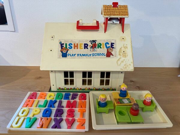 Fisher-Price PLAY FAMILY SCHOOL