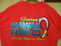 即決　ハワイ　ファイブオー　FIVE-O Season 9　Ｔシャツ　赤色　Ｍ　ポリ素材 _画像1