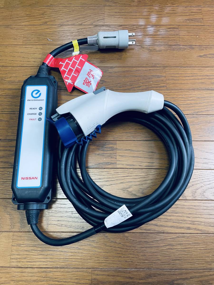 美品 日産リーフ充電ケーブル収納袋付き 3NK5E 096-