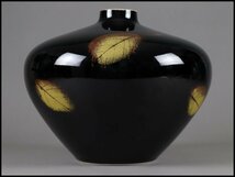 伝統工芸 有田焼【陶芸日展作家 藤井朱明 作】天目木の葉文大花瓶 唐木造 五足花台 花器 飾壷 古陶磁製 時代物 骨董品 古美術品 [HZ424]_画像3