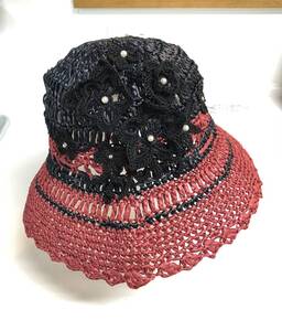値下げ最新夏ハマナカアンダリヤ糸レッドと黒アレンジハンドメイド手編みブリム帽子(可愛いレ一ス糸お花仕上げ)