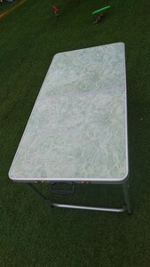 アウトドア テーブル でこぼこあり