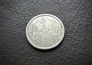 小型50銭銀貨 大正13年　silver720　送料無料（14651）　 古銭 骨董　アンティーク　日本 貨幣　菊の紋章 お宝