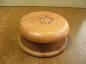 木製　木箱　カマ二ウッドKAMANI WOODS ハワイ　丸型　亀　直径約１０．５cm　ヴィンテージ (s71)