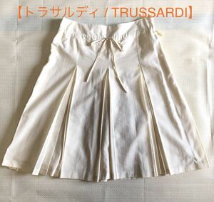 『トラサルディ/TRUSSARDI』膝丈スカート・上品なベージュ（使用品・古 着）