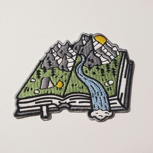 C-5【 アイロンワッペン 】 本 book 山 マウンテン 焚き火 テント キャンプ camp アウトドア