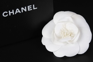 【美品】CHANEL カメリア コサージュ ブローチ フラワーモチーフ ホワイト 花 服飾 小物 アクセサリー【FI13】