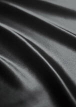 【本物シルク】シルク サテン 100％ 枕カバー M サイズ 45cm×65cm ブラック 日本製 ファスナー式 　限定数量_画像2