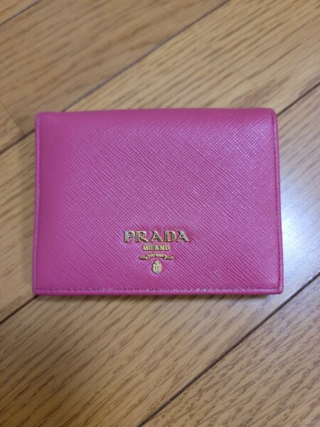 PRADA 二つ折り財布
