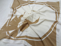 CHANEL シャネル イタリア製 シルク 100％ ブラウン ホワイト 2トーン カラー 総柄 スクエア スカーフ ショール リボン 柄 アクセサリー 色_画像4
