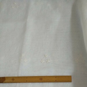 オフホワイトポリエステル生地透け感のあるフラワー刺繍が可愛いレース生地端切れ幅３m　長さ１m２０cm