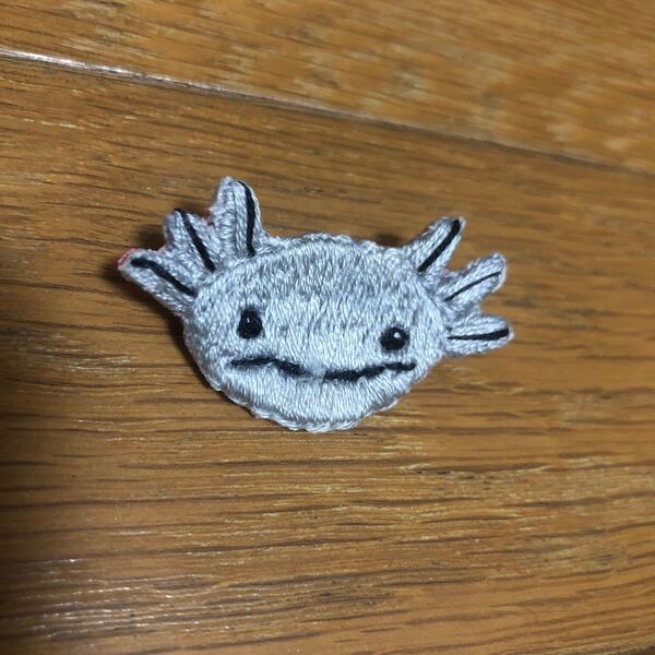 ハンドメイド 刺繍ブローチ ウーパールーパー