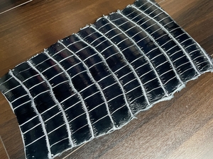 クロコダイル ハギレ ブラック 目地染め シルバー マット 加工 革 クラフト ワニ 材料 ハンドメイド 素材 スモールクロコ 04