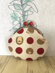 がま口 / ポーチ/ 財布 / 小物入れ / ハンドメイド ☆ハリネズミ・赤ドット