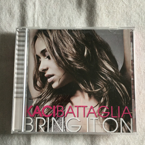 KACI BATTAGLIA「BRING IT ON」＊2曲連続でビルボード・ダンス・チャート1位を記録した、KACI BATTAGLIAの復帰第1弾