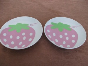 ☆お皿 2枚 イチゴの絵柄 可愛いです 汚れキズあり 径15㎝ tm2205-24-2☆