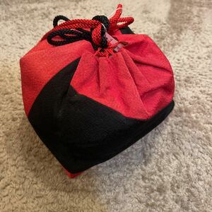 巾着　バッグ　（手提げ） 巾着袋　色: 赤　黒　　旅行時の散策　にも使える　小さな袋　外国人にも人気