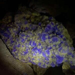 希少 超特大 階段状 幾何学 満金星フローライト原石超高波動蛍光カルサイト共生鉱物 虹入り母岩付き 成長線あり磨きなし