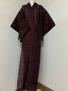 美品　保管品　婦人　女性　羅の着物　化繊　黒色×深緋色の幾何学紋様の織り　夏のお出かけに　コスプレやリメイクにも　　