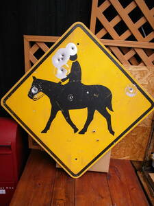 ★　USA　ビンテージ　コレクティブル CAUTION HORSE AND RIDER CROSSING　ROAD SING 30x30 銃の弾痕が10ヶ所あり　★