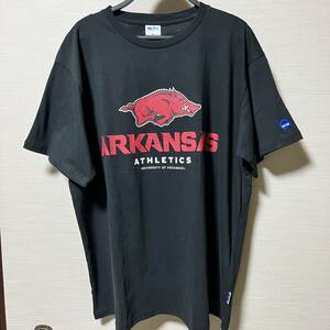 カレッジTシャツ NCAA アーカンソー大学 UNIV. OF ARKANSAS レイザーバックス Arkansas Razorbacks アメフト (タグ付き新品未使用品)