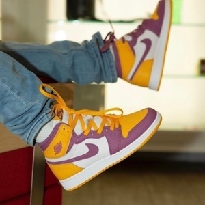 【未使用】26.5cm US8.5 Nike Air Jordan 1 High OG Brotherhood 555088-706 ジョーダン イエロー レイカーズ LAKERS 紫 黄 ナイキ