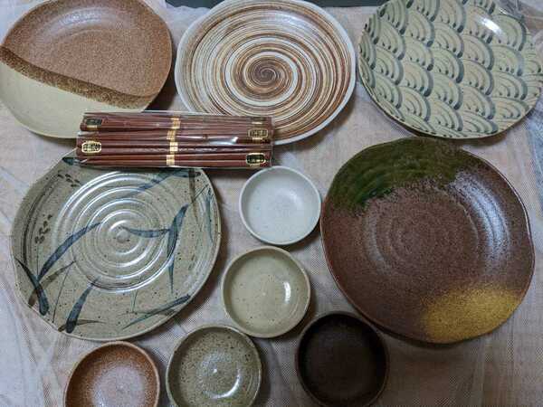 陶器のお皿と小さな器　天然木の箸の５客セット