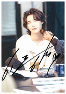 B　2L判　イ・ジョンソク Lee Jong-suk 韓国の俳優・モデル　直筆サイン写真　COA簡易証明書付　(フチなし写真)