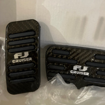 【FJクルーザー】ブレーキアクセルペダル装飾保護カバー トヨタ 06～21年式用 内装アクセサリー 取付簡単 カーボンファイバー ラバー 全2種_画像1