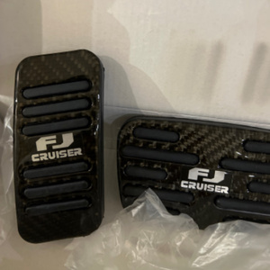 【FJクルーザー】ブレーキアクセルペダル装飾保護カバー トヨタ 06～21年式用 内装アクセサリー 取付簡単 カーボンファイバー ラバー 全2種